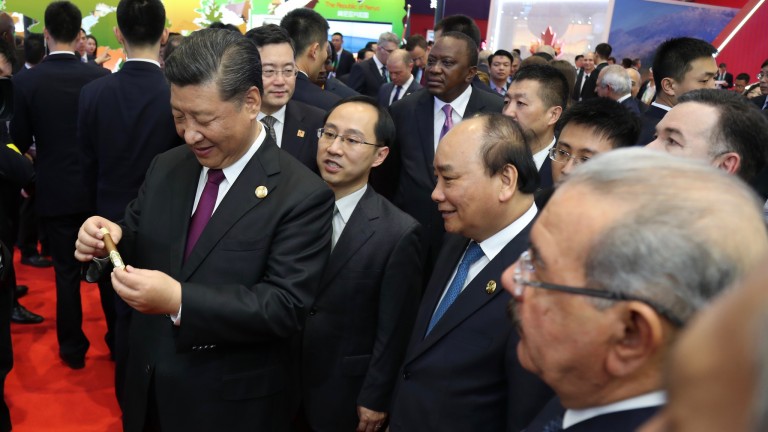 Danilo Medina recibe a homólogo chino, Xi Jinping, en stand de República Dominicana en CIIE