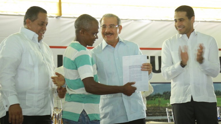 Producto de Visita Sorpresa, Danilo Medina entrega 550 títulos de propiedad a familias de Monte Plata