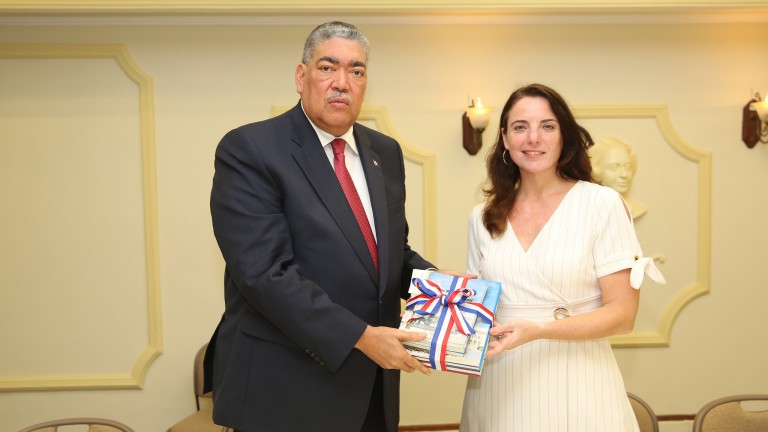 Ministro Políticas Integración Regional recibe visita cortesía nueva embajadora de Países Bajos 
