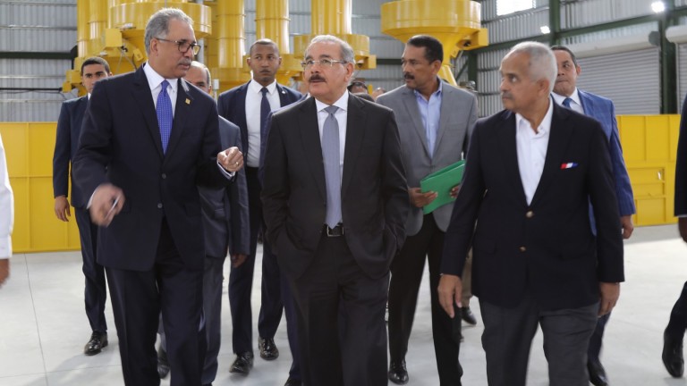 Danilo Medina en Vallejuelo mientras entrega planta secadora de semillas