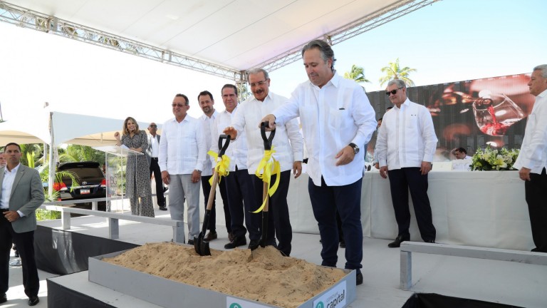 Danilo Medina asiste a primer palazo Hotel Infiniti Punta Cana