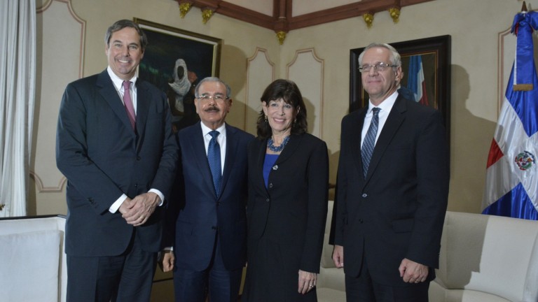 Danilo Medina, la embajadora de USA ante RD, Robin S. Bernstein y el presidente de OPIC, Ray W. Washburne