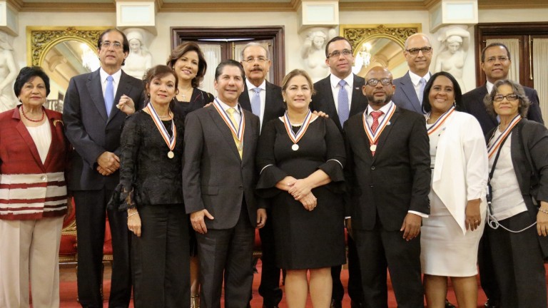   Presidente Danilo Medina impone Medalla a la Excelencia Magisterial a cuatro maestros y dos centros educativos