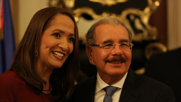  Danilo Medina con periodista Katerine Díaz