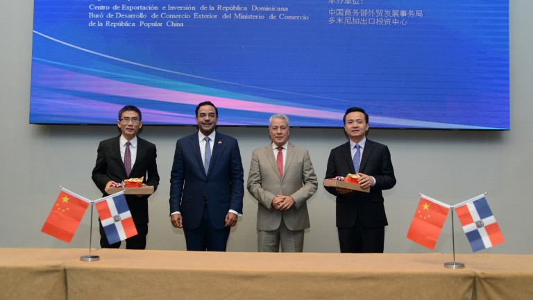 Delegación China en República Dominicana firman convenio comercial