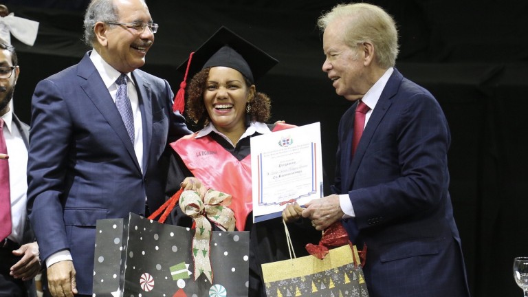 Danilo Medina participa en graduación Escuelas Vocacionales