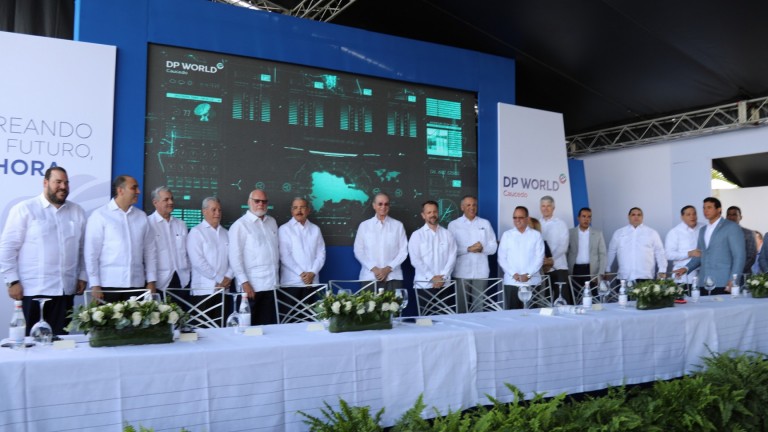 Danilo Medina con ejecutivos del Puerto DP World Caucedo 