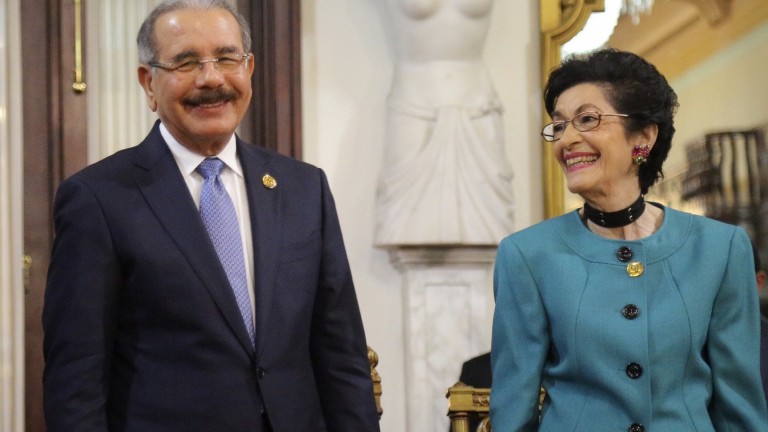 Presidente Danilo Medina entrega Premio Nacional de Periodismo 2018 a Carmenchu Brusiloff