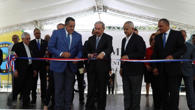  Danilo Medina junto a funcionarios del sector agrícola en San Juan 