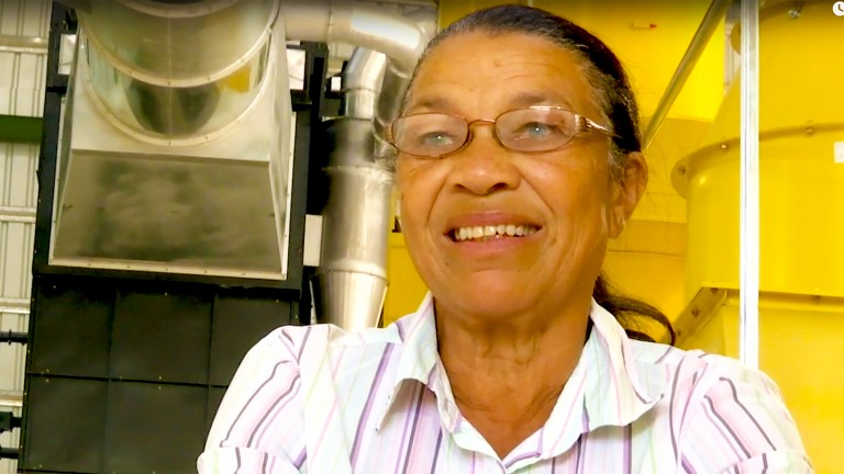 Mujer de San Juan beneficiaria de planta procesadora entregada por DM