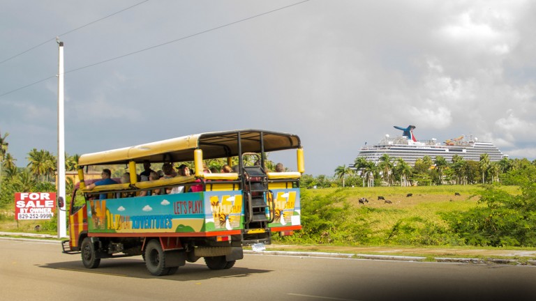 Camión turístico que transporta turistas del Wild Play Adventures en Puerto Plata 