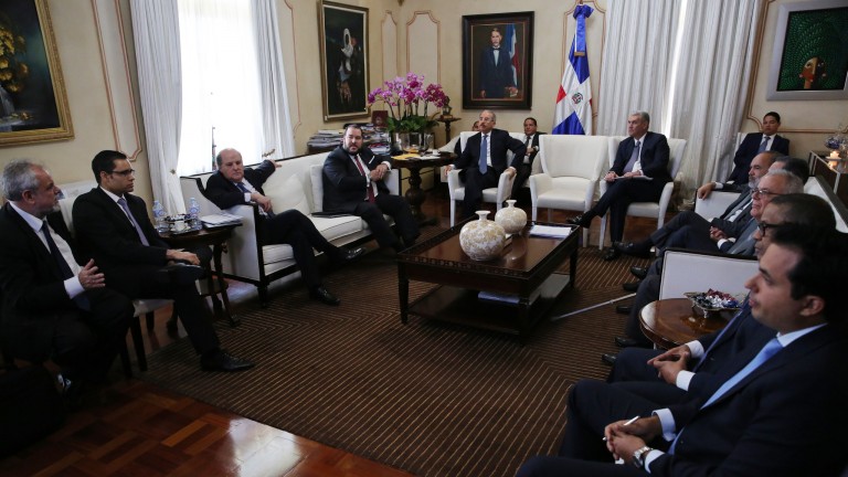Presidente Danilo Medina trata con funcionarios proyecto de rehabilitación puerto de Manzanillo 