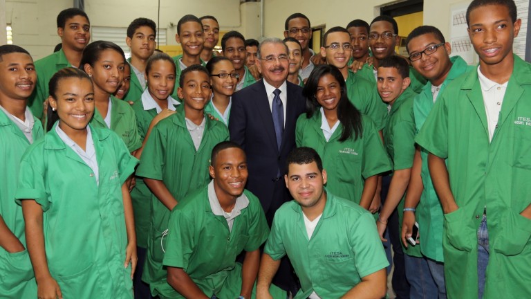 Danilo Medina acompañado de jóvenes 