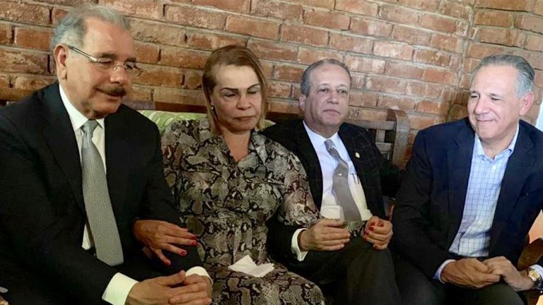 Danilo Medina junto a Sonia Mateo 