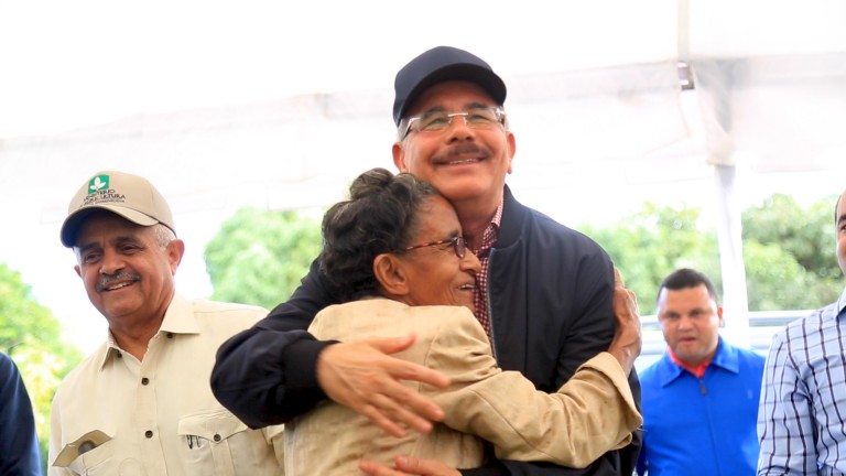 Danilo volvió a Higüey a escuchar las necesidades de la gente que procesa tocino y longaniza en Santana.