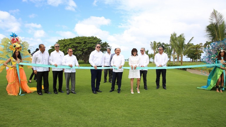 Danilo Medina asiste a puesta en funcionamiento Playa Grande Golf & Ocean Club. Recibe distinción por apoyo a inversión extranjera 