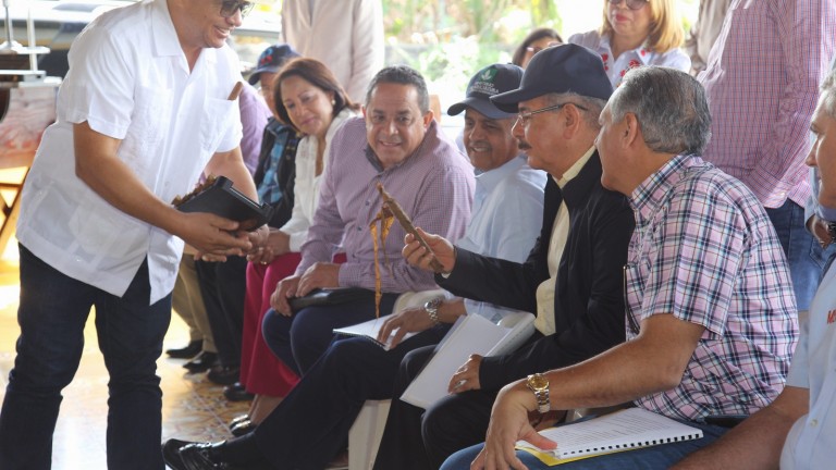 Danilo Medina y productores de Cigarro de Tamboril