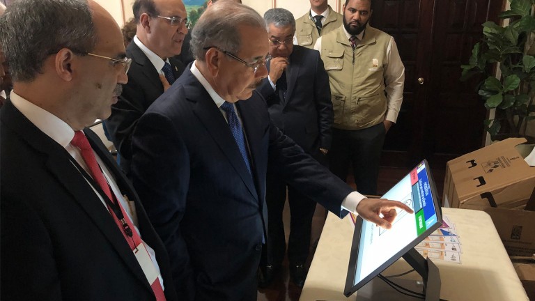 Presidente Danilo Medina se reúne con pleno JCE; recibe explicaciones sobre sistema votación automatizada