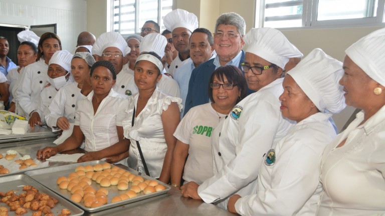 Gracias a Visitas Sorpresa, mujeres de San Juan y Azua reciben dos panaderías-reposterías y se convierten en pequeñas empresarias