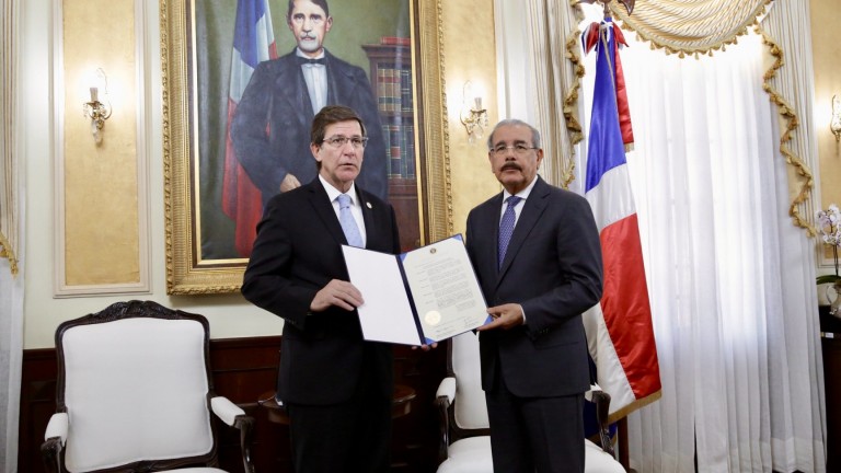 Secretario de Estado de Puerto Rico entrega pergamino de agradecimiento a presidente de República Dominicana 