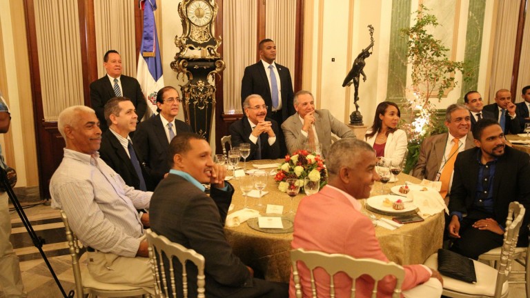 Danilo Medina comparte con periodistas en velada con motivo festividades navideñas