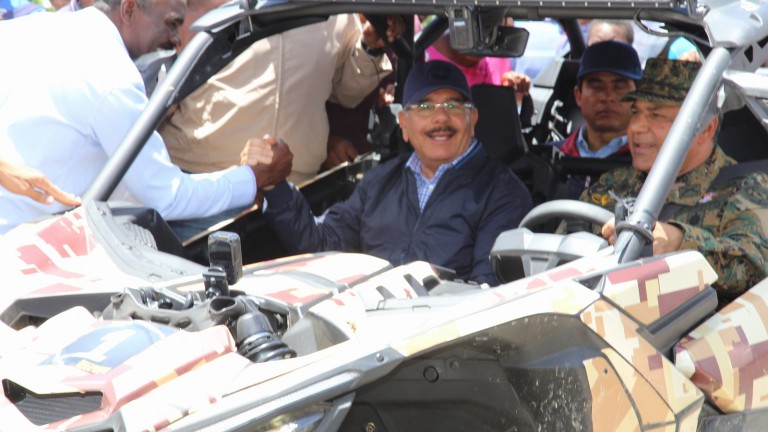 Danilo Medina a bordo de un buggy militar 