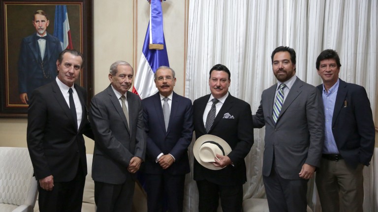 Danilo Medina y productores de cigarros premium hechos a mano en RD