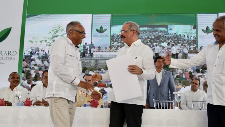 Danilo Medina y agricultor 
