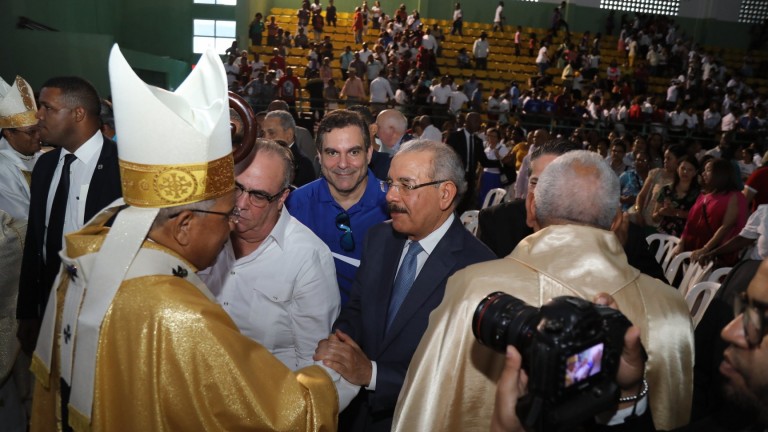 Presidente Danilo Medina y monseñor Ozoria Acosta se saludan