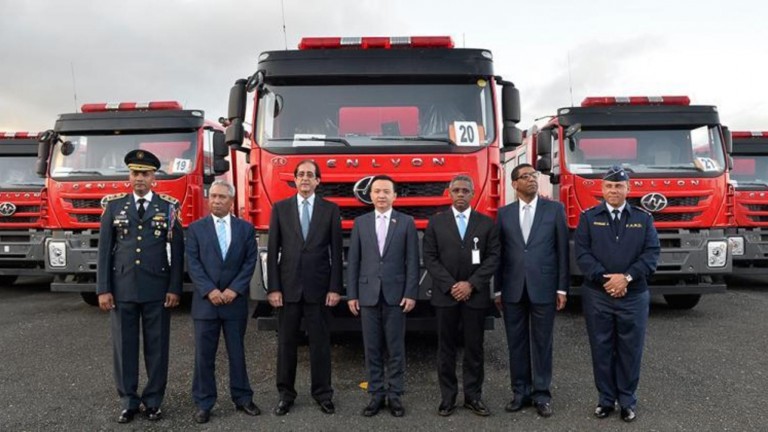 Sistema 911 entrega camión de bomberos al municipio San José de las Matas