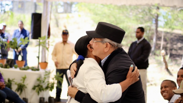 Danilo Medina se confunde en abrazo con productora de Constanza