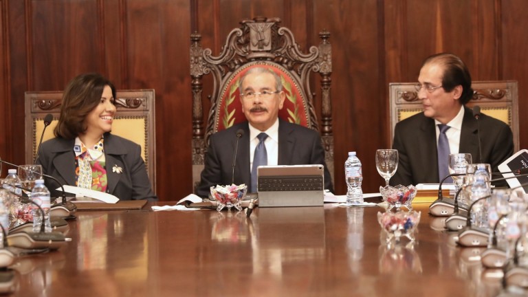 Presidente Danilo Medina junto a vicepresidenta de la República y ministro de la Presidencia