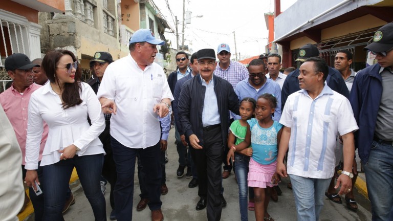 Danilo Medina recorre sector Los Platanitos, en compañía de funcionarios y comunitarios