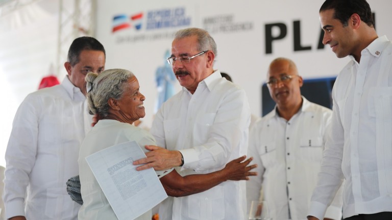 presidente Danilo Medina entrega 1,288 títulos a parceleros de Nagua