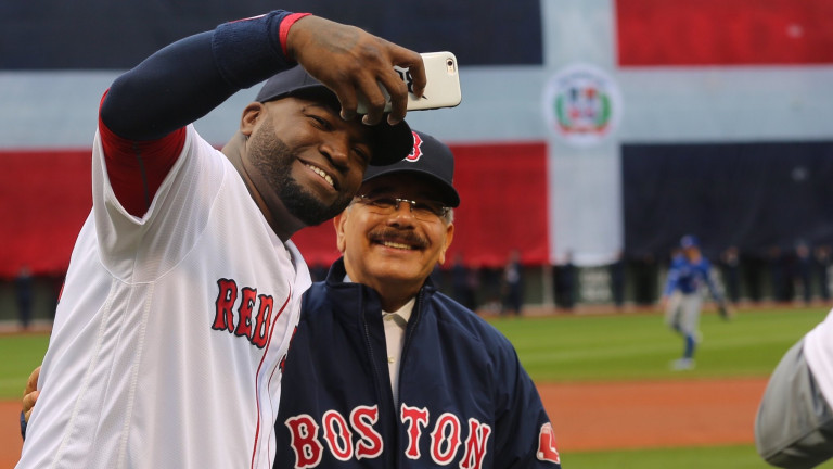 Danilo Medina y David Ortiz se toman selfie durante despedida de las Grandes Ligas del jugador dominicano 