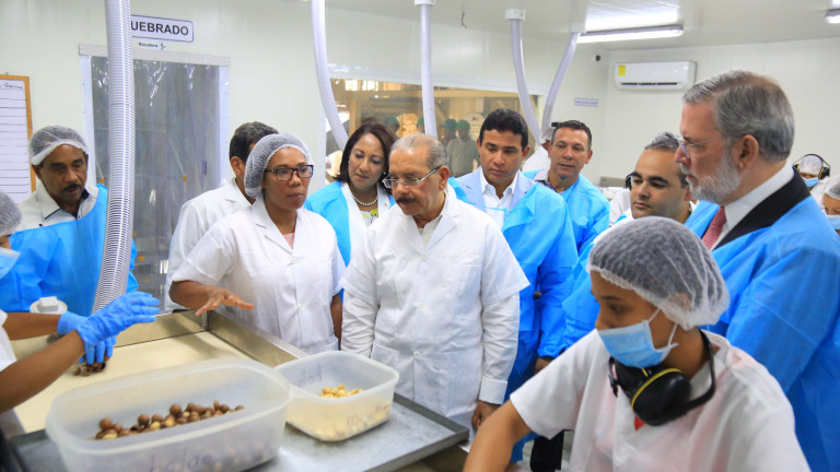 Danilo Medina recorre planta procesadora de macadamia de la firma La Loma
