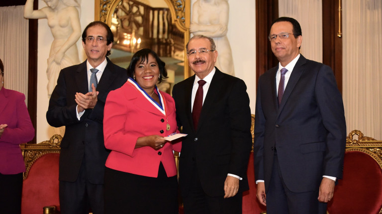 Danilo Medina con galardonada con Medalla al Mérito