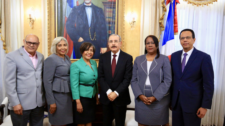 Presidente Danilo medina acompañado de acompañado de Antonio Peña Mirabal, ministro de Educacióm, Xiomara Guante, presidenta de la Asociación Dominicana de Profesores (ADP) y otros funcionarios del MINERD.