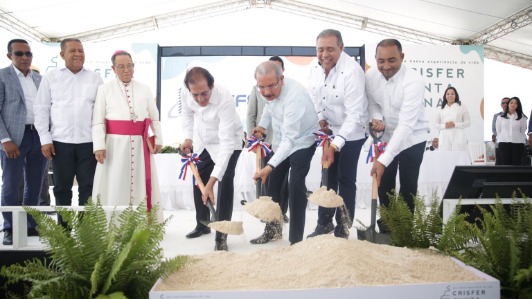 Danilo Medina aside primer palazo Crisfer Punta Cana