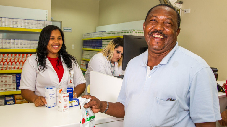Alrededor de 3.5 millones de personas en todo el país adquieren mensualmente medicamentos en la Red de Farmacia del Pueblo.