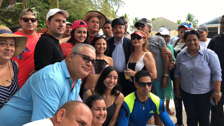 Danilo Medina comparte con turistas durante Visita Sorpresa a Bayahibe e Isla Saona 