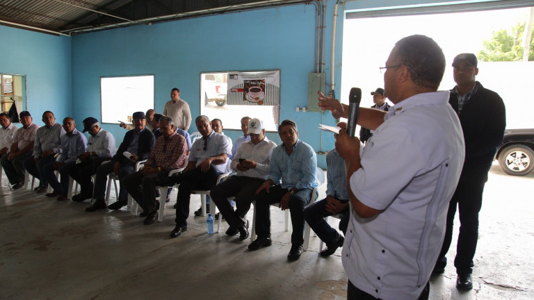 Danilo Medina escucha al presidente de la Asociación de Caficultores de Villa Trina 