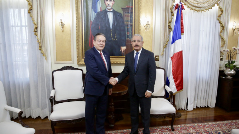 Danilo Medina y Lauretino Cortizo durante audiencia privada en el Palacio Nacional