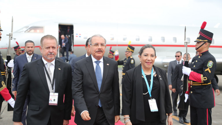 Danilo Medina, al llegar a Panamá, junto a autoridades de gobierno de ese país. 