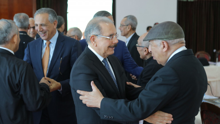 Danilo Medina junto a monseñor Benito de la Rosa y Carpio durante encuentro con obispos