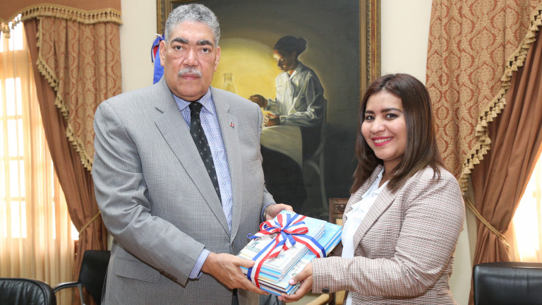 El ministro de Integración Regional, Miguel Mejía junto a la embajadora de Nicaragua en el país, Iris Audelly Acuña