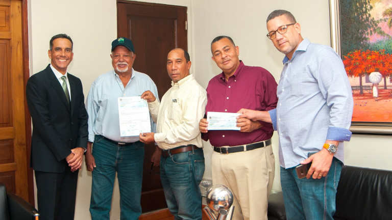 Juan Pumarol durante entrega cheques a ganaderos de Samaná