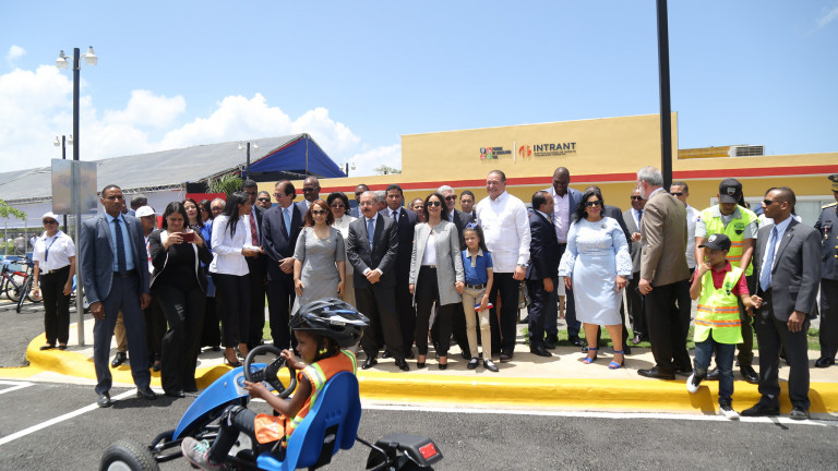 Danilo Medina durante recorrido en primer Parque de Educación Vial del país, ubicado en Ciudad Juan Bosch