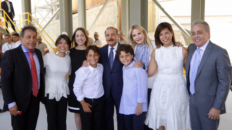 Danilo Medina con la familia Lajara