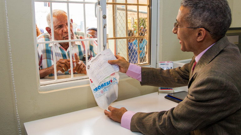 Residentes en Brisas del Este, Santo Domingo Este, reciben Farmacia del Pueblo. 